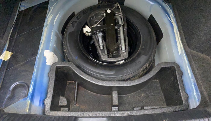 2012 Volkswagen Vento HIGHLINE DIESEL 1.6, Diesel, Manual, 1,16,545 km, Spare Tyre