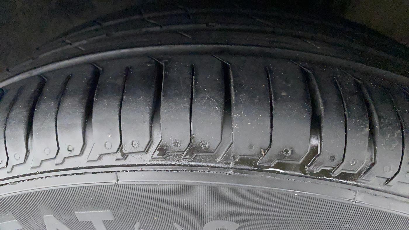 2012 Volkswagen Vento HIGHLINE DIESEL 1.6, Diesel, Manual, 1,16,545 km, Left Front Tyre Tread