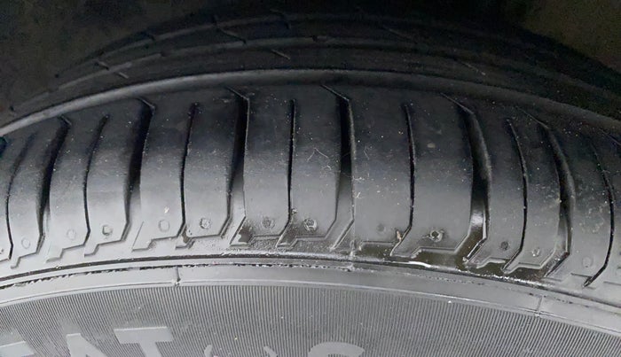 2012 Volkswagen Vento HIGHLINE DIESEL 1.6, Diesel, Manual, 1,16,545 km, Left Front Tyre Tread