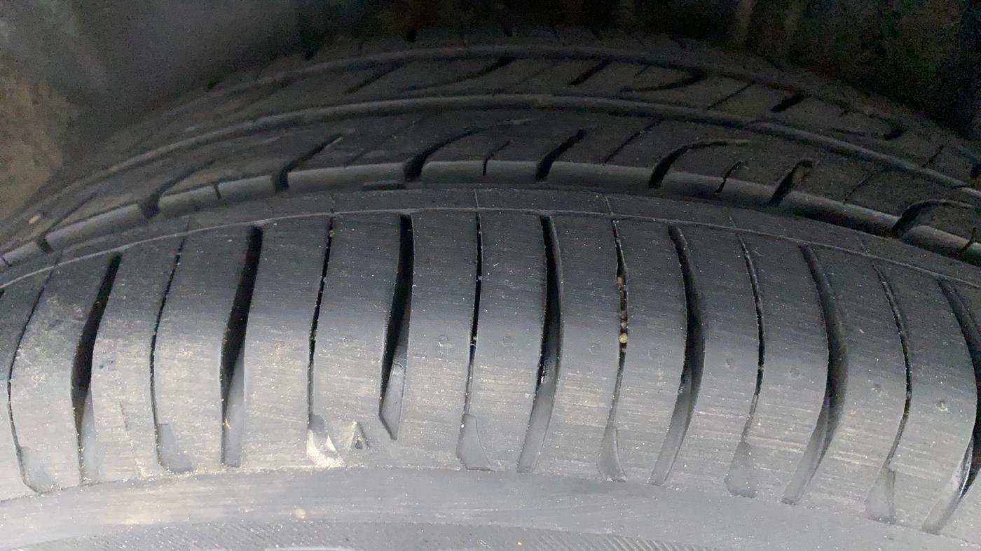 2012 Volkswagen Vento HIGHLINE DIESEL 1.6, Diesel, Manual, 1,16,545 km, Left Rear Tyre Tread