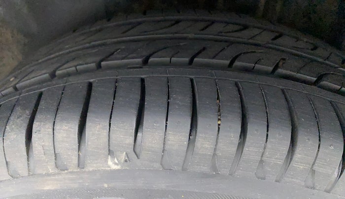 2012 Volkswagen Vento HIGHLINE DIESEL 1.6, Diesel, Manual, 1,16,545 km, Left Rear Tyre Tread