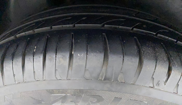 2012 Volkswagen Vento HIGHLINE DIESEL 1.6, Diesel, Manual, 1,16,545 km, Right Rear Tyre Tread