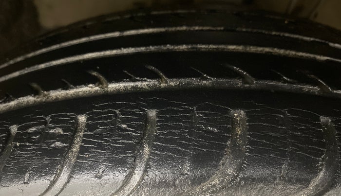 2013 Hyundai i20 MAGNA 1.2, Petrol, Manual, 33,491 km, Right Front Tyre Tread