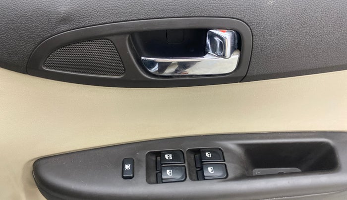 2013 Hyundai i20 MAGNA 1.2, Petrol, Manual, 33,491 km, Driver Side Door Panels Control