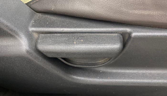 2013 Hyundai i20 MAGNA 1.2, Petrol, Manual, 33,491 km, Driver Side Adjustment Panel