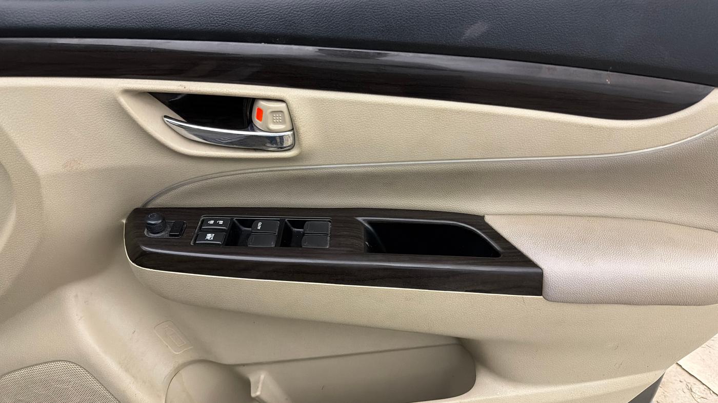 2016 Maruti Ciaz ZXI+, Petrol, Manual, 50,796 km, Driver Side Door Panels Control