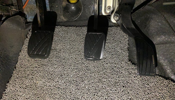 2015 Maruti Swift VXI, CNG, Manual, 75,871 km, Pedals