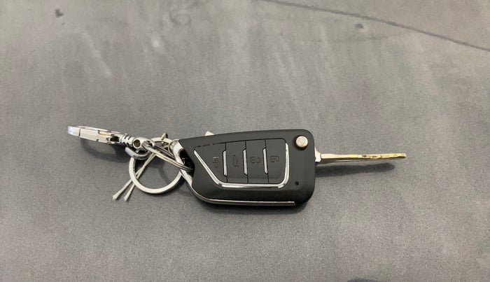 2015 Maruti Swift VXI, CNG, Manual, 75,871 km, Key Close Up