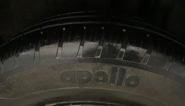 2015 Maruti Swift VXI, CNG, Manual, 75,871 km, Left Rear Tyre Tread