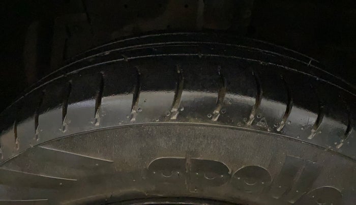 2015 Maruti Swift VXI, CNG, Manual, 75,871 km, Left Front Tyre Tread