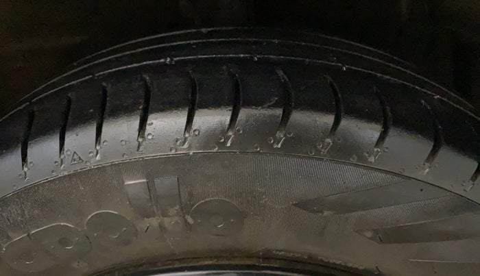 2015 Maruti Swift VXI, CNG, Manual, 75,871 km, Right Front Tyre Tread