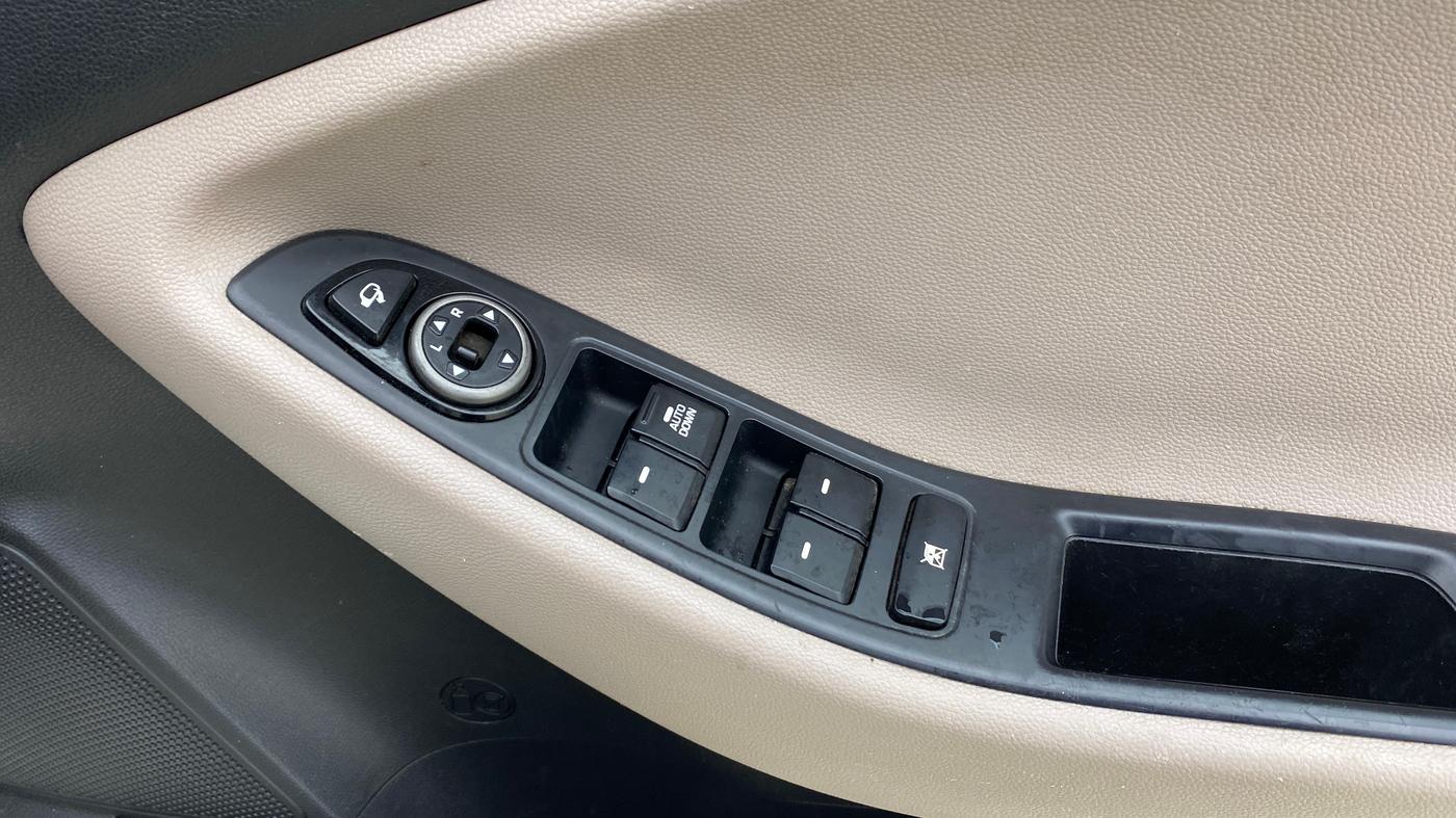 2018 Hyundai Elite i20 SPORTZ 1.2, Petrol, Manual, 33,264 km, Driver Side Door Panels Control