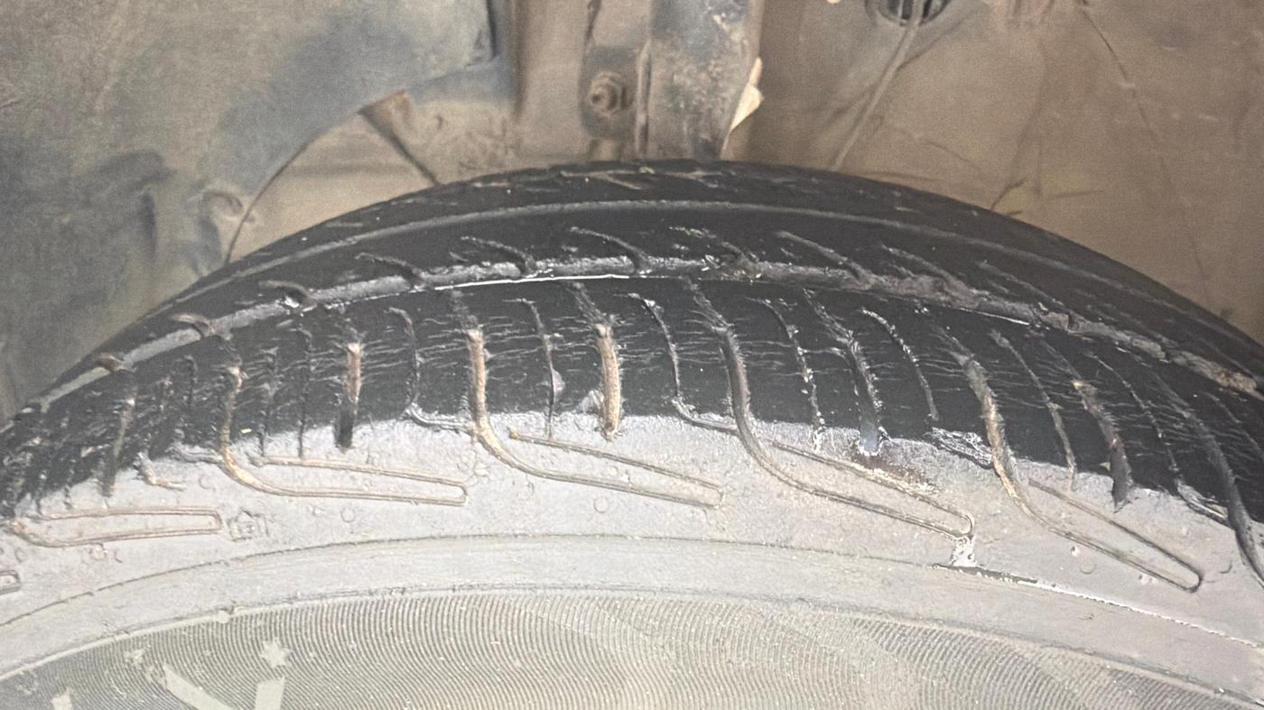 2018 Maruti Swift VXI, Petrol, Manual, 77,143 km, Left Front Tyre Tread