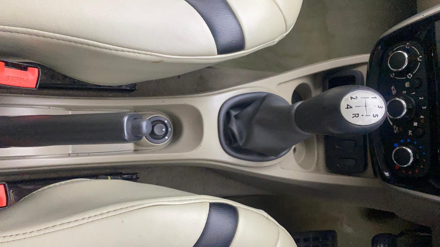 2014 Nissan Terrano XL (P), Petrol, Manual, 1,24,832 km, Gear Lever