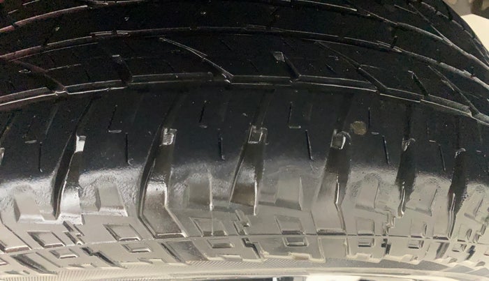 2014 Nissan Terrano XL (P), Petrol, Manual, 1,24,832 km, Left Rear Tyre Tread