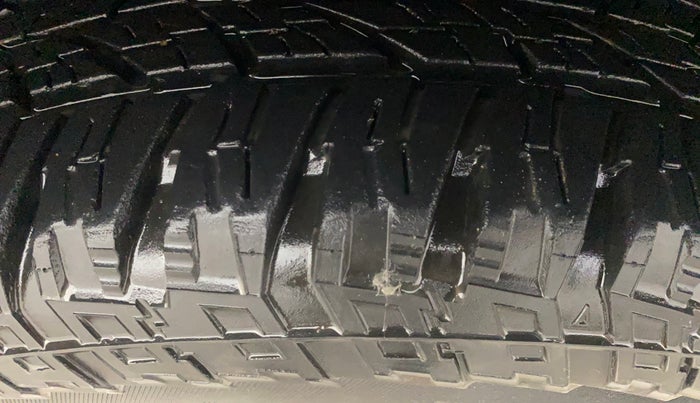 2014 Nissan Terrano XL (P), Petrol, Manual, 1,24,832 km, Right Front Tyre Tread