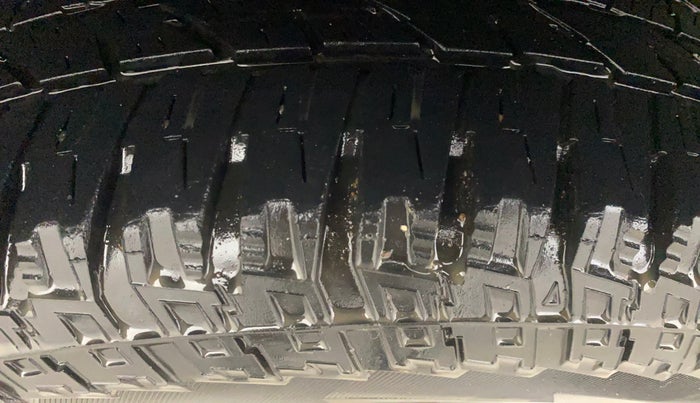 2014 Nissan Terrano XL (P), Petrol, Manual, 1,24,832 km, Right Rear Tyre Tread