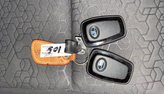 2021 Tata ALTROZ XZ PETROL, Petrol, Manual, 8,394 km, Key Close Up