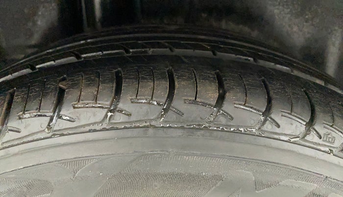 2017 Maruti Ciaz DELTA 1.4 MT PETROL, Petrol, Manual, 48,812 km, Right Rear Tyre Tread