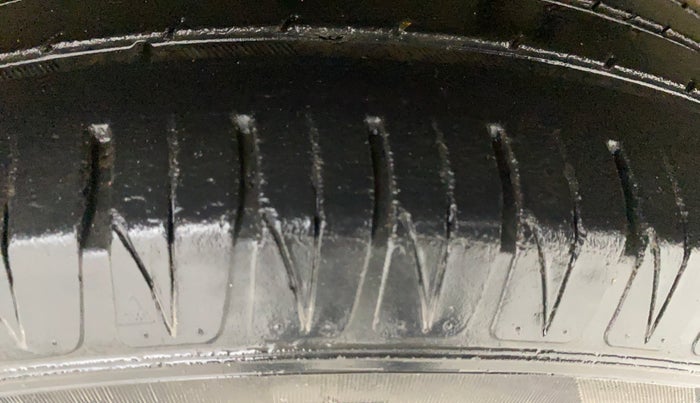 2016 Maruti Vitara Brezza ZDI PLUS DUAL TONE, Diesel, Manual, 61,834 km, Left Rear Tyre Tread