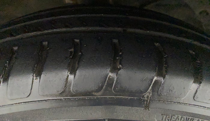 2017 Maruti Dzire VDI, Diesel, Manual, 70,922 km, Right Front Tyre Tread