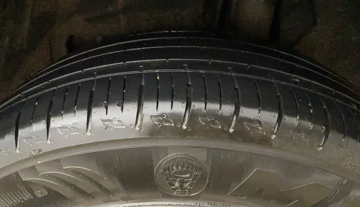 2024 Mahindra XUV700 MX P MT 5 STR, Petrol, Manual, 18,479 km, Left Rear Tyre Tread