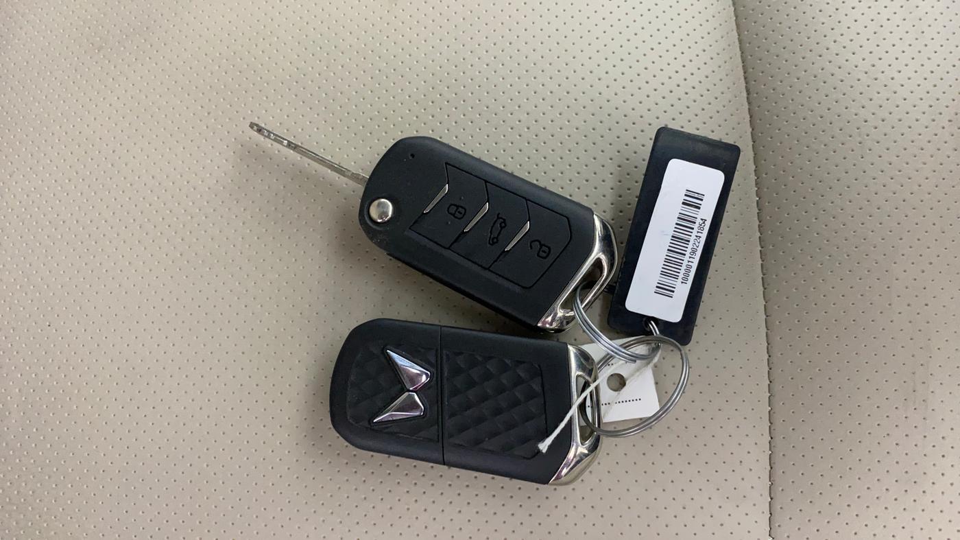 2024 Mahindra XUV700 MX P MT 5 STR, Petrol, Manual, 18,479 km, Key Close Up