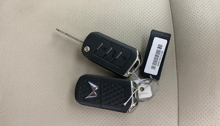 2024 Mahindra XUV700 MX P MT 5 STR, Petrol, Manual, 18,479 km, Key Close Up