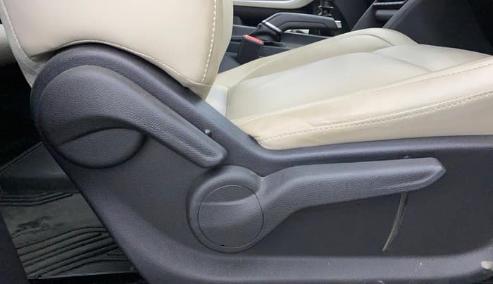 2024 Mahindra XUV700 MX P MT 5 STR, Petrol, Manual, 18,479 km, Driver Side Adjustment Panel