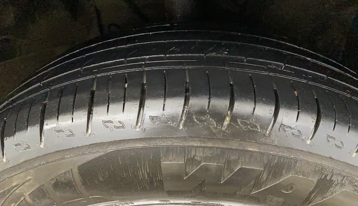 2024 Mahindra XUV700 MX P MT 5 STR, Petrol, Manual, 18,479 km, Right Front Tyre Tread