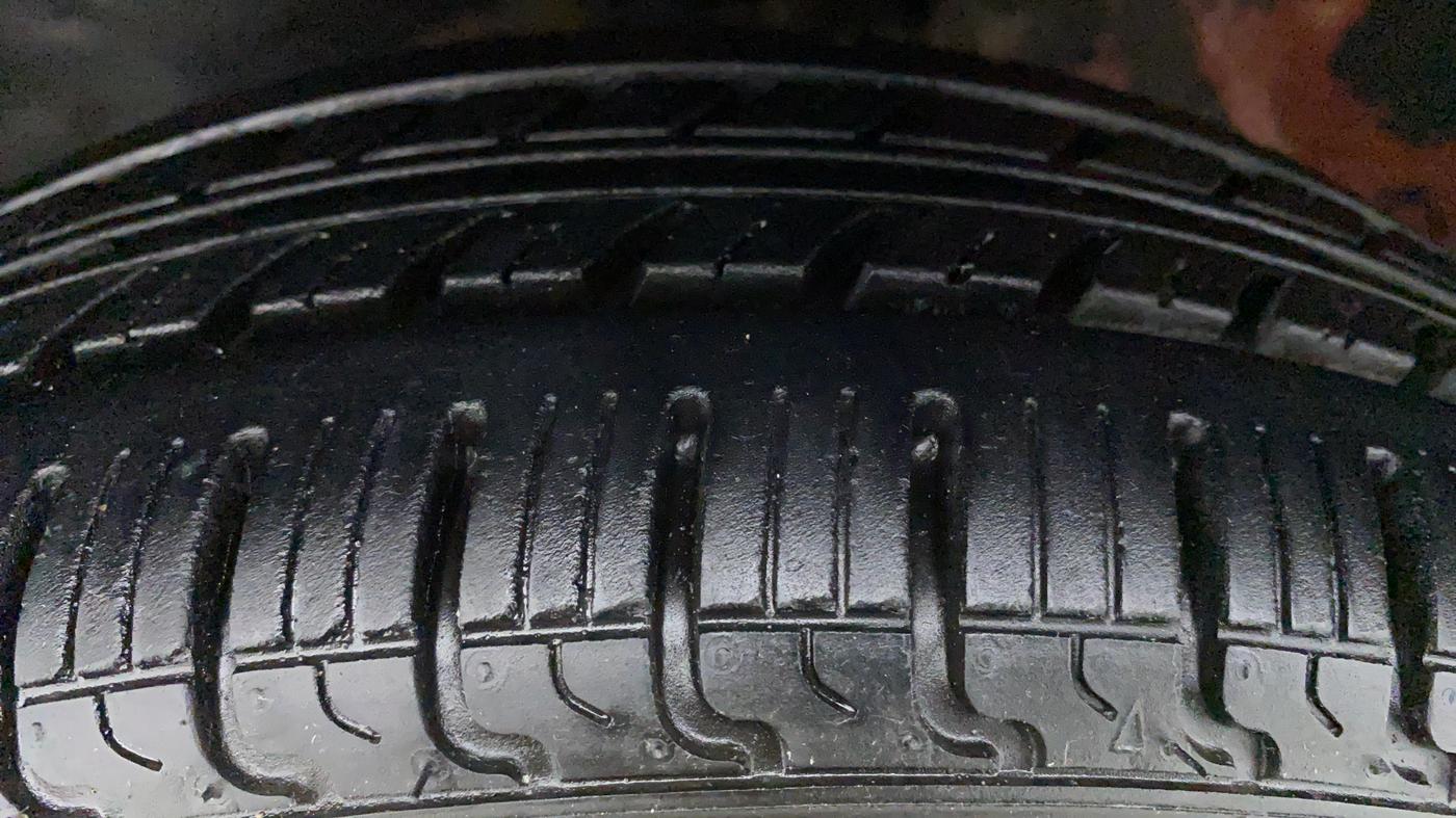 2013 Maruti Alto K10 VXI P, Petrol, Manual, Left Front Tyre Tread