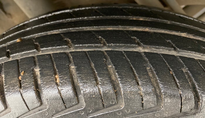 2016 Renault Kwid 1.0 RXT Opt AT, Petrol, Automatic, 52,180 km, Right Rear Tyre Tread