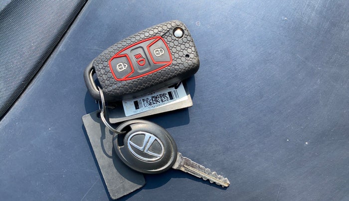2019 Tata TIGOR XZ PLUS PETROL, CNG, Manual, 1,24,814 km, Key Close Up