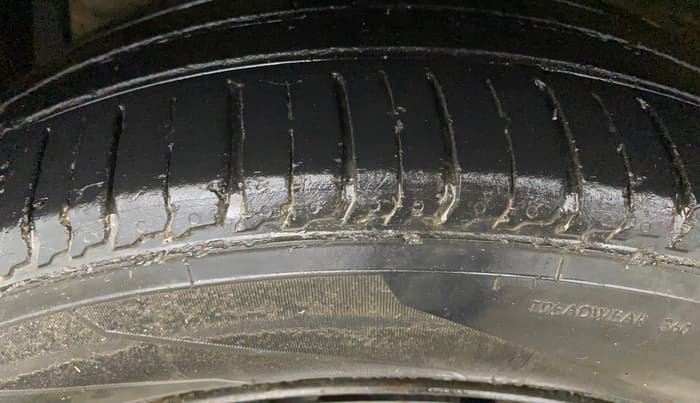 2016 Maruti Ertiga VXI CNG, CNG, Manual, 89,844 km, Left Front Tyre Tread