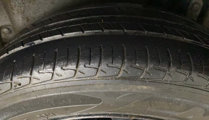 2016 Maruti Ertiga VXI CNG, CNG, Manual, 89,844 km, Left Rear Tyre Tread