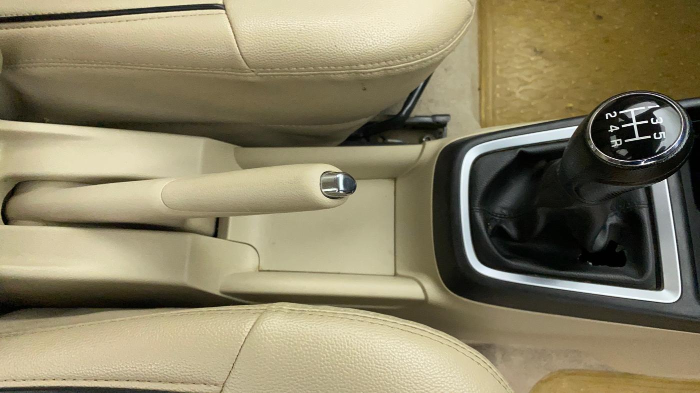 2018 Maruti Dzire VDI, Diesel, Manual, 31,892 km, Gear Lever