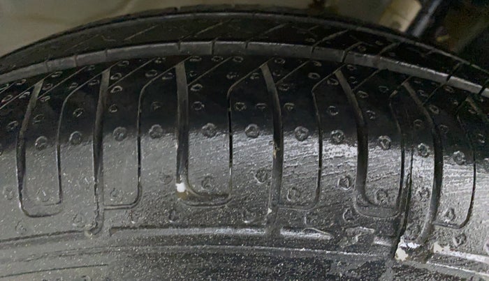 2018 Maruti Dzire VDI, Diesel, Manual, 31,892 km, Right Rear Tyre Tread