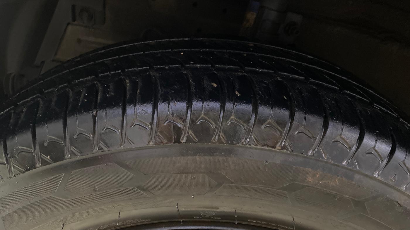 2017 Maruti Swift VXI, Petrol, Manual, 57,688 km, Left Front Tyre Tread