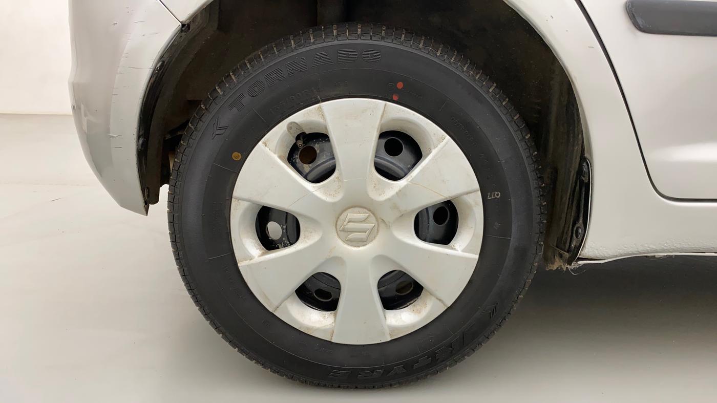 2011 Maruti Swift VXI, Petrol, Manual, 1,08,324 km, Right Rear Wheel