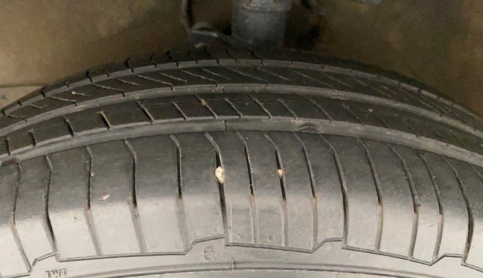 2011 Maruti Swift VXI, Petrol, Manual, 1,08,324 km, Left Front Tyre Tread