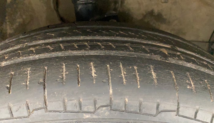 2011 Maruti Swift VXI, Petrol, Manual, 1,08,324 km, Right Front Tyre Tread
