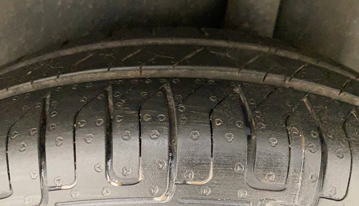 2011 Maruti Swift VXI, Petrol, Manual, 1,08,324 km, Left Rear Tyre Tread