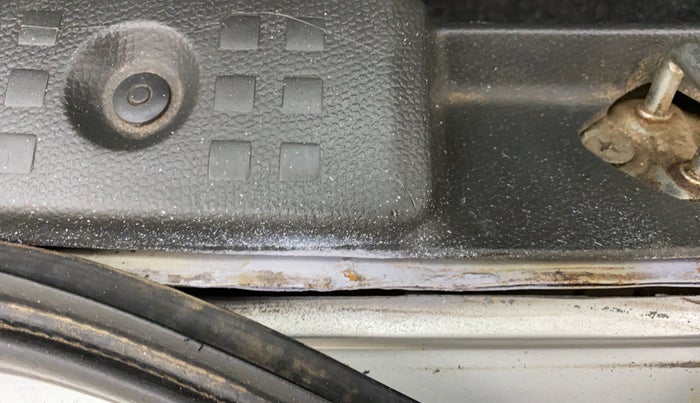 2011 Maruti Swift VXI, Petrol, Manual, 1,08,324 km, Dicky (Boot door) - Slightly rusted