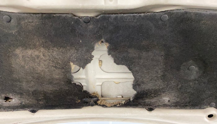 2011 Maruti Swift VXI, Petrol, Manual, 1,08,324 km, Bonnet (hood) - Insulation cover has minor damage