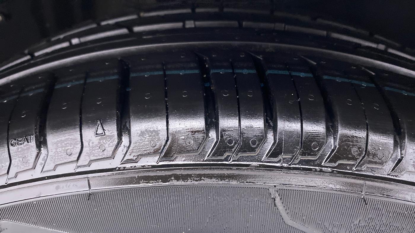 2012 Toyota Camry 2.5 AT, Petrol, Automatic, 1,50,439 km, Right Rear Tyre Tread