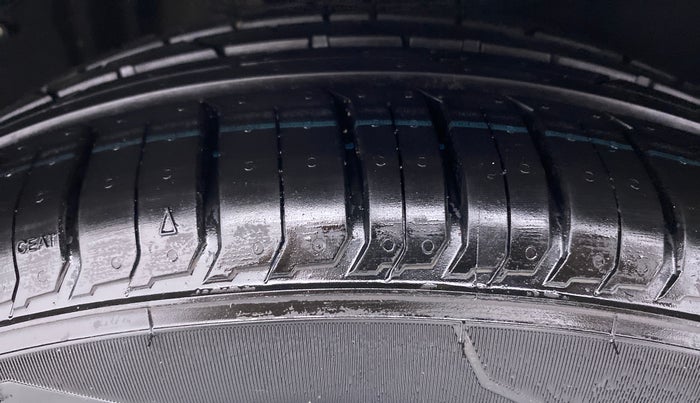 2012 Toyota Camry 2.5 AT, Petrol, Automatic, 1,50,439 km, Right Rear Tyre Tread