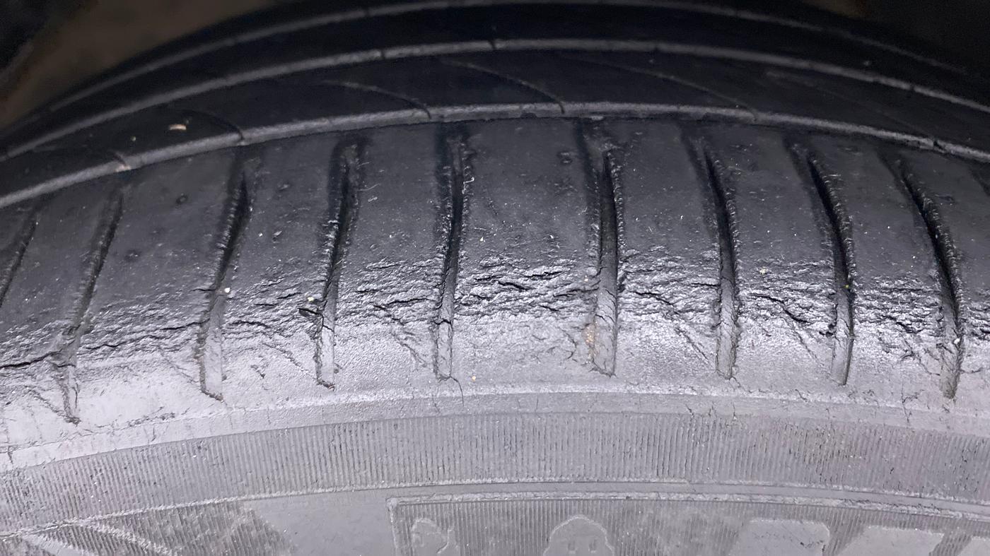 2012 Toyota Camry 2.5 AT, Petrol, Automatic, 1,50,439 km, Left Front Tyre Tread