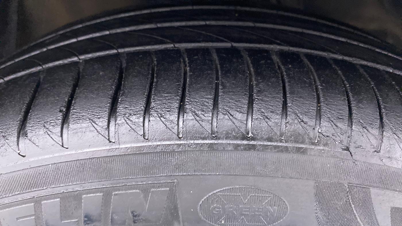 2012 Toyota Camry 2.5 AT, Petrol, Automatic, 1,50,439 km, Right Front Tyre Tread