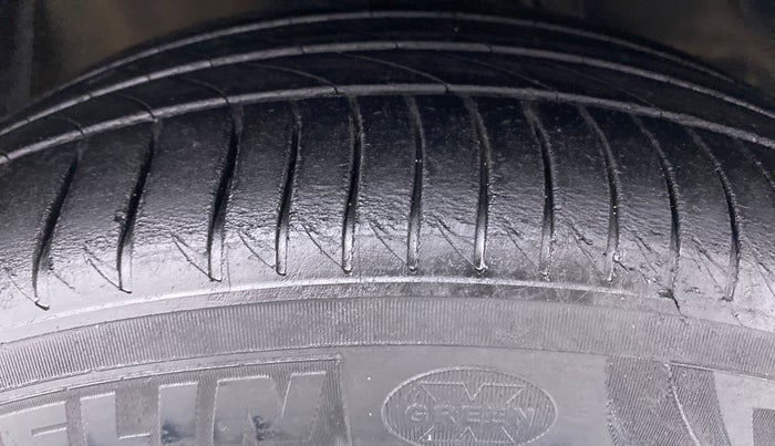 2012 Toyota Camry 2.5 AT, Petrol, Automatic, 1,50,439 km, Right Front Tyre Tread