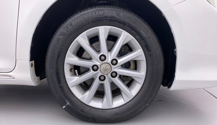 2012 Toyota Camry 2.5 AT, Petrol, Automatic, 1,50,439 km, Right Front Wheel